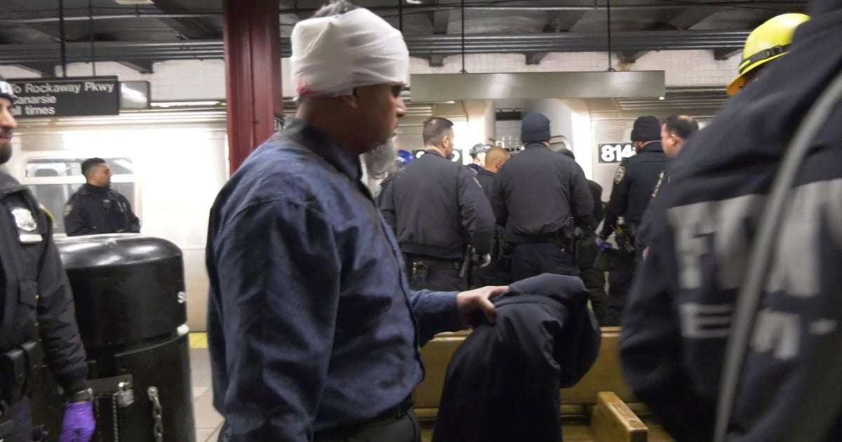 MTA worker attacked with hammer inside dispatch room at Chelsea station