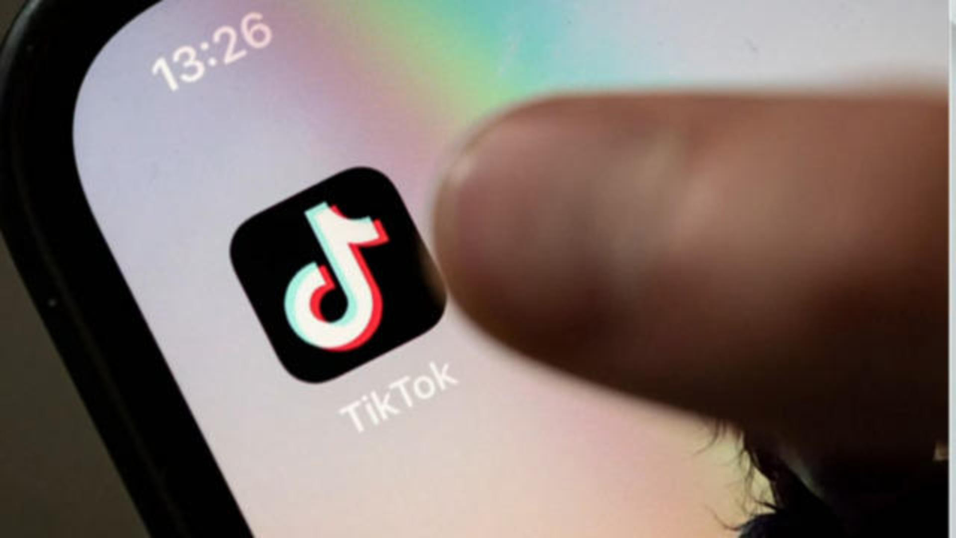 Federal lawmakers propose TikTok ban on government devices - CBS News