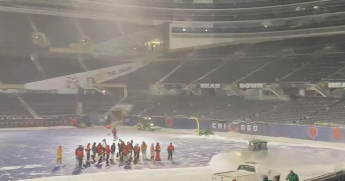 Bears fans brave bone chilling temperatures for Christmas Eve game - CBS  Chicago