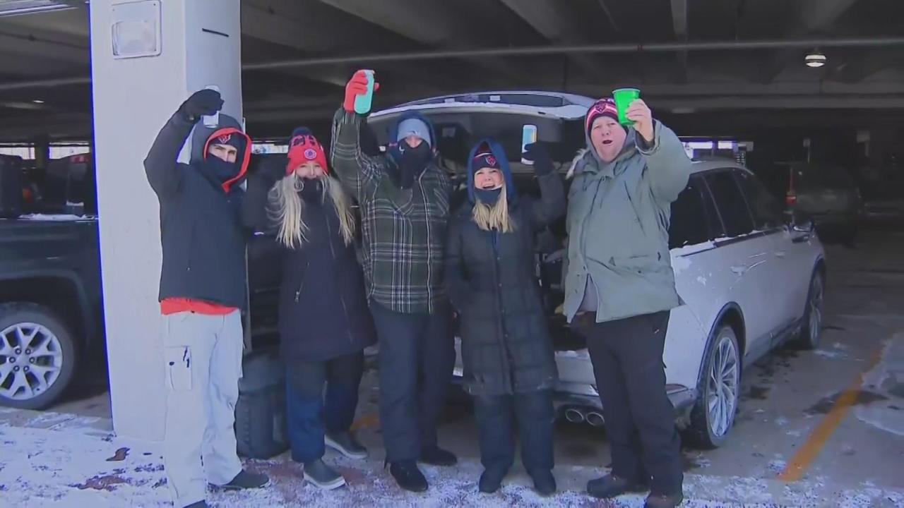 Bears fans brave bone chilling temperatures for Christmas Eve game - CBS  Chicago