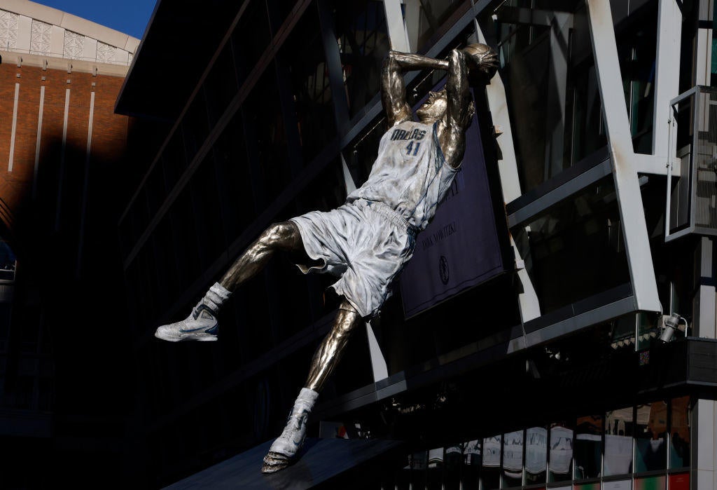 Mavs unveil Nowitzki statue before Christmas game vs. Lakers CBS Texas