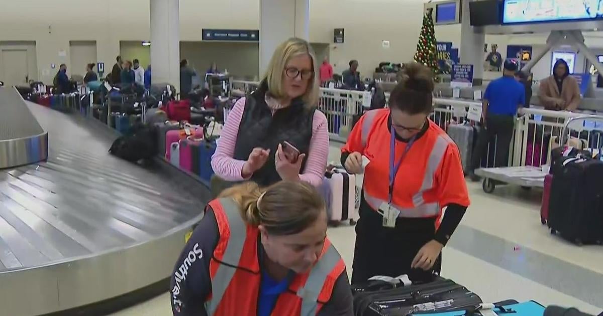 Hundreds of unclaimed bags at Chicago's Midway Airport amid Southwest ...