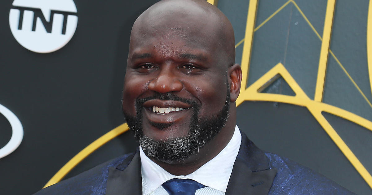 Shaquille O'Neal buys customers' meals at Houston deli on Christmas Eve