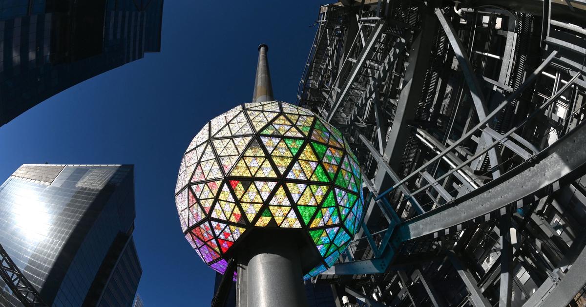 The Times Square Ball Drop is an event that brings in a lot of money | MediaOne Marketing Singapore