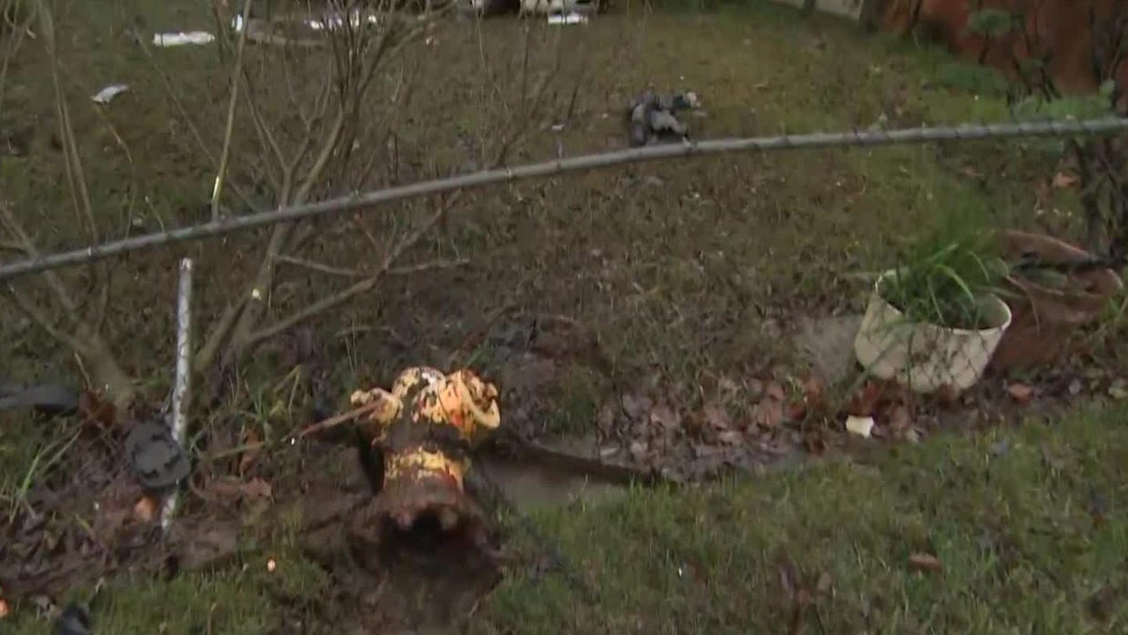 Car crashes into home in Carmichael, injuring 2 people - CBS Sacramento