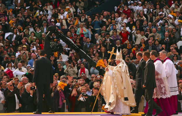 NEW YORK, NEW YORK – Thousands gather at Yankee Stadium for Mass lead by Pope Benedict XVI on Sunda 