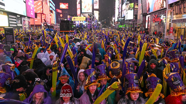 Thousands brave the rain to ring in 2023 in Times Square 