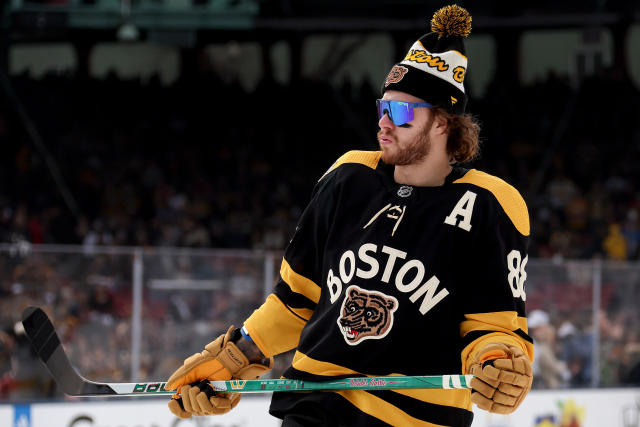 Bruins dress like old-time Red Sox for Winter Classic walk-in