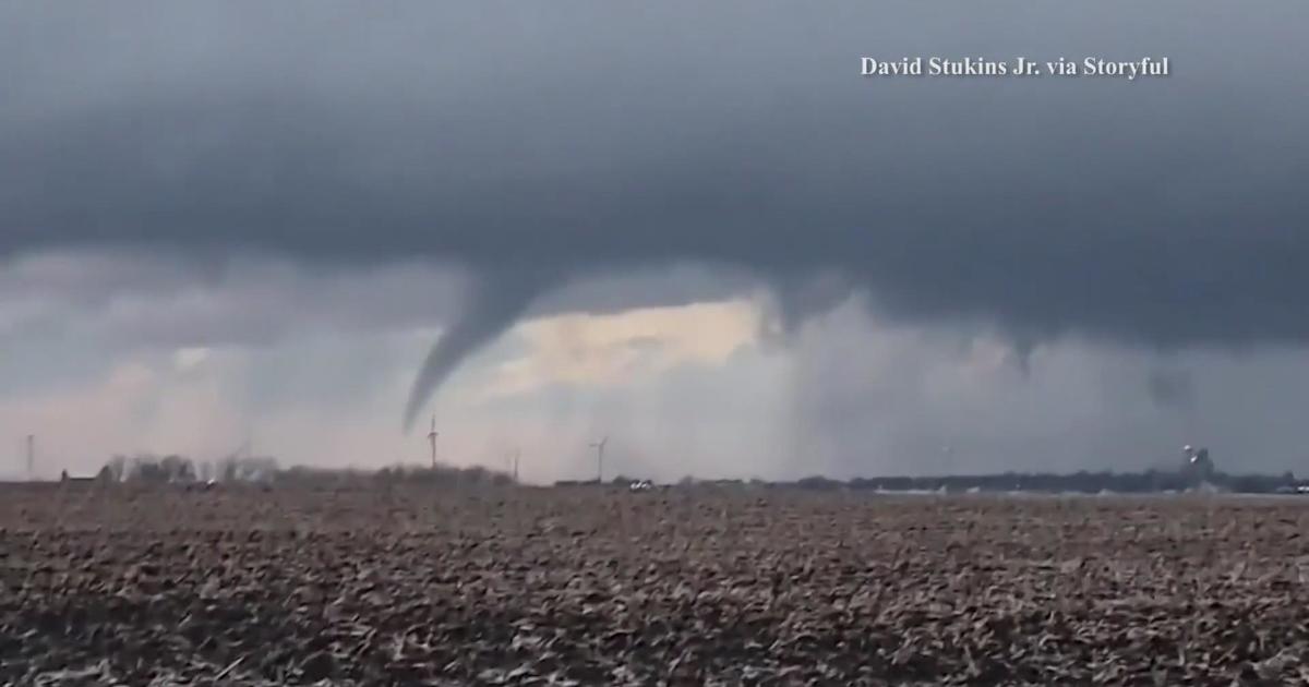 Tornado caught on camera in downstate Illinois - CBS Chicago