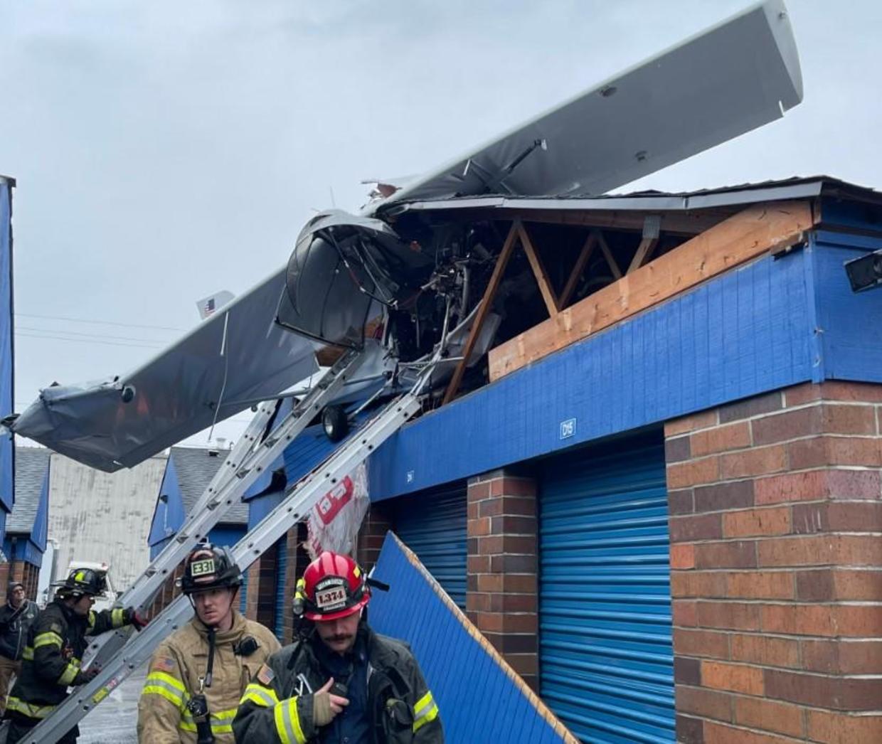 2 hurt after small plane crashes into storage building in Washington