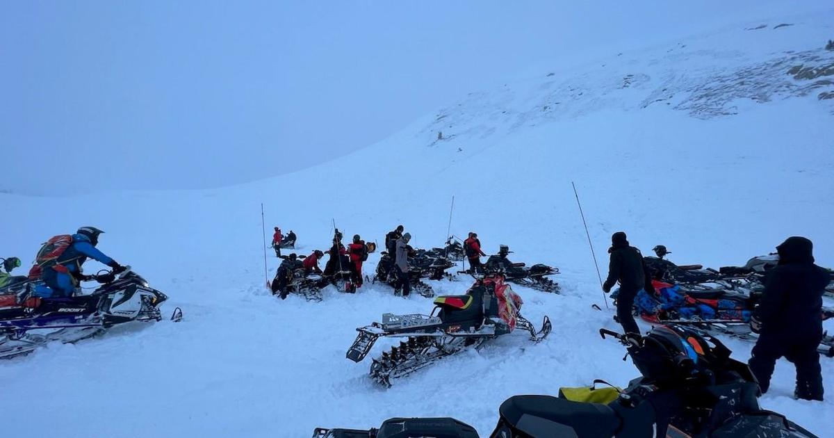 Avalanche buries, kills two Colorado snowmobilers, authorities say