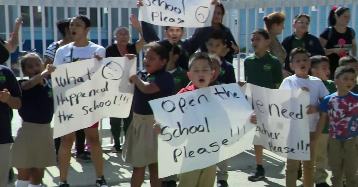 Frustrated parents, students protest closure of Allapattah Wynwood School
