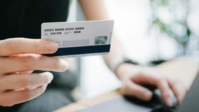 cbsn-fusion-moneywatch-more-americans-turn-to-credit-cards-amid-inflation-and-rising-costs-thumbnail-1611506-640x360.jpg 