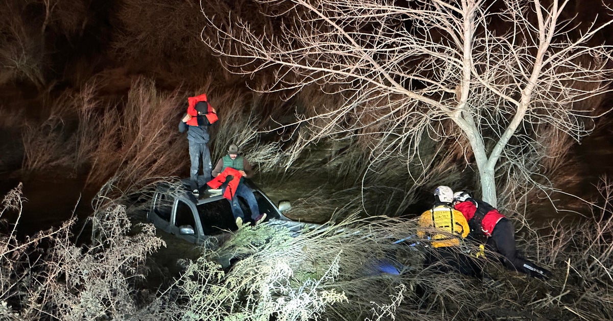 Video: Oakland firefighters help rescue 2 after truck becomes stuck in Hollister floodwaters - Vimarsana News