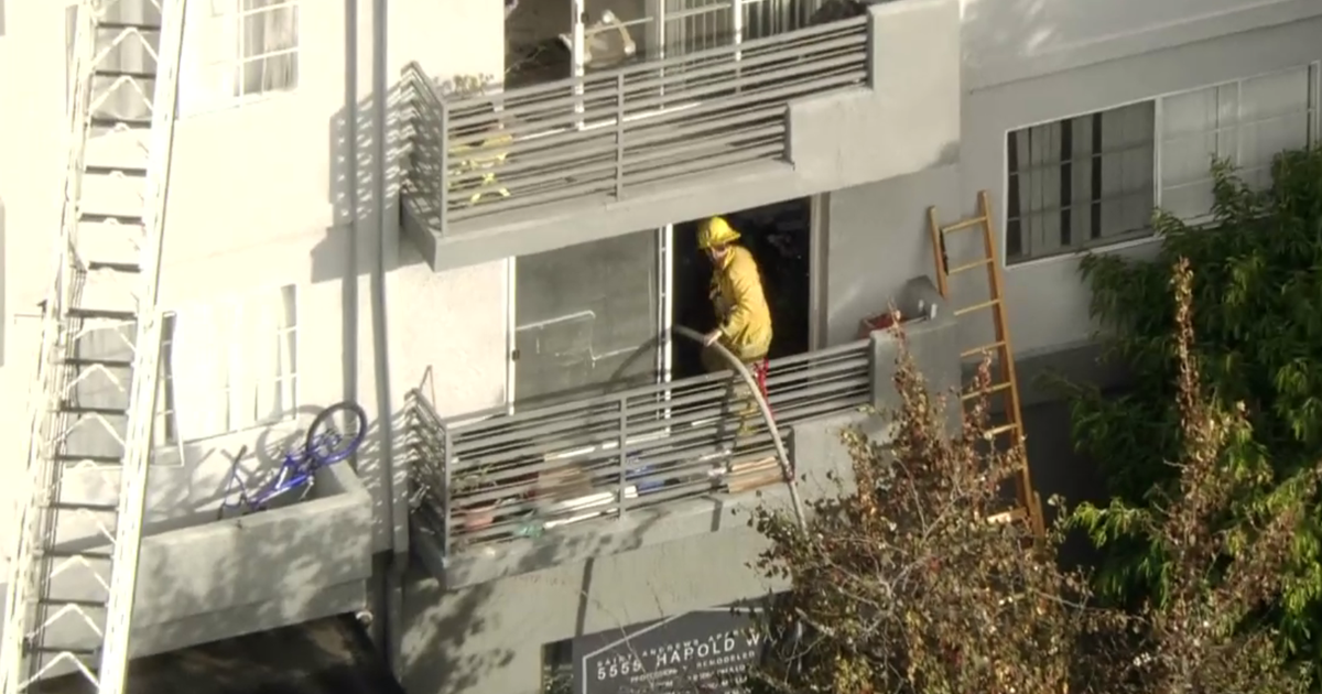 Man found dead in Hollywood apartment building fire - CBS Los Angeles