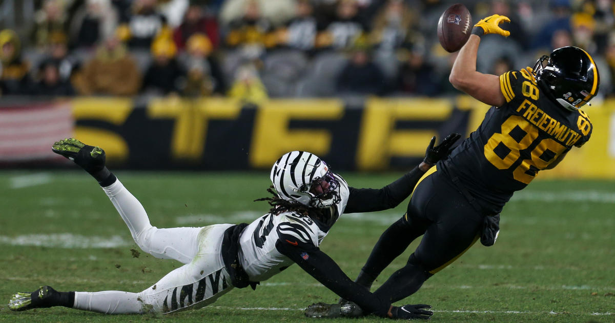 Photo: Bengals Tre Flowers breaks up the pass to Steelers Pat Freiermuth -  KYP20220911040 