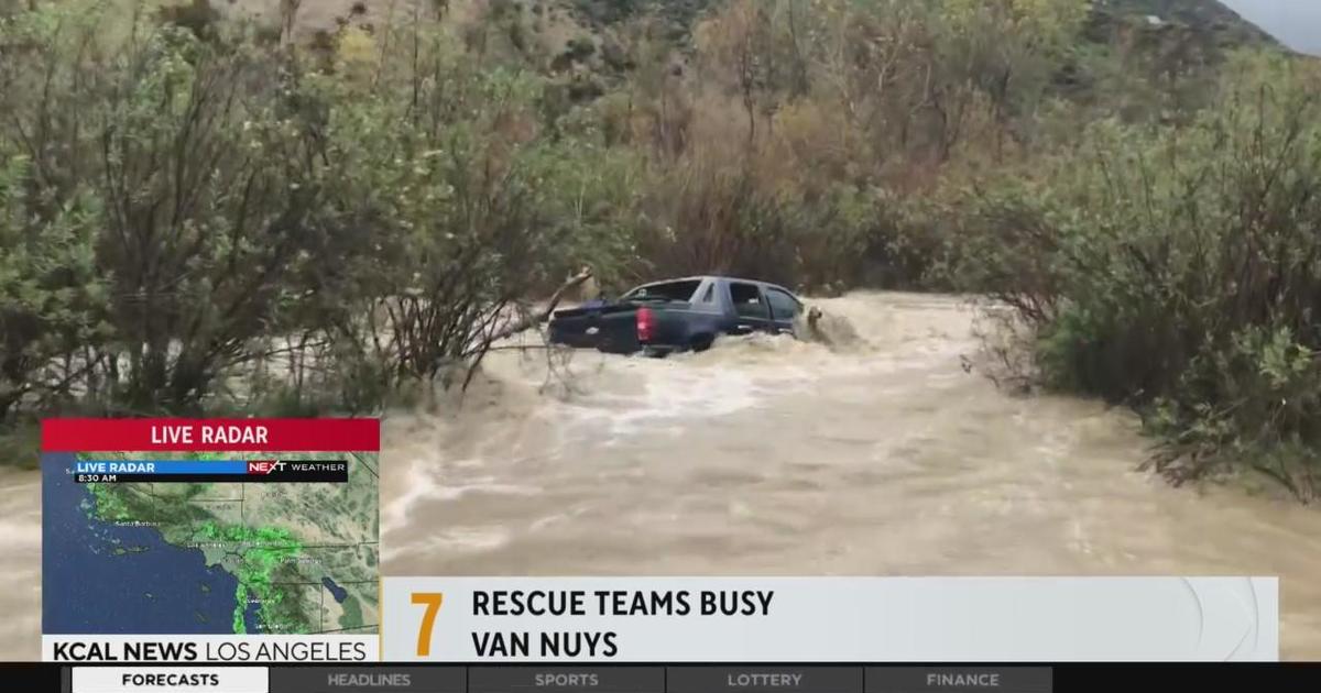 Rescue Crews Respond To A Dozen Vehicles Stuck In Floodwaters Cbs Los Angeles
