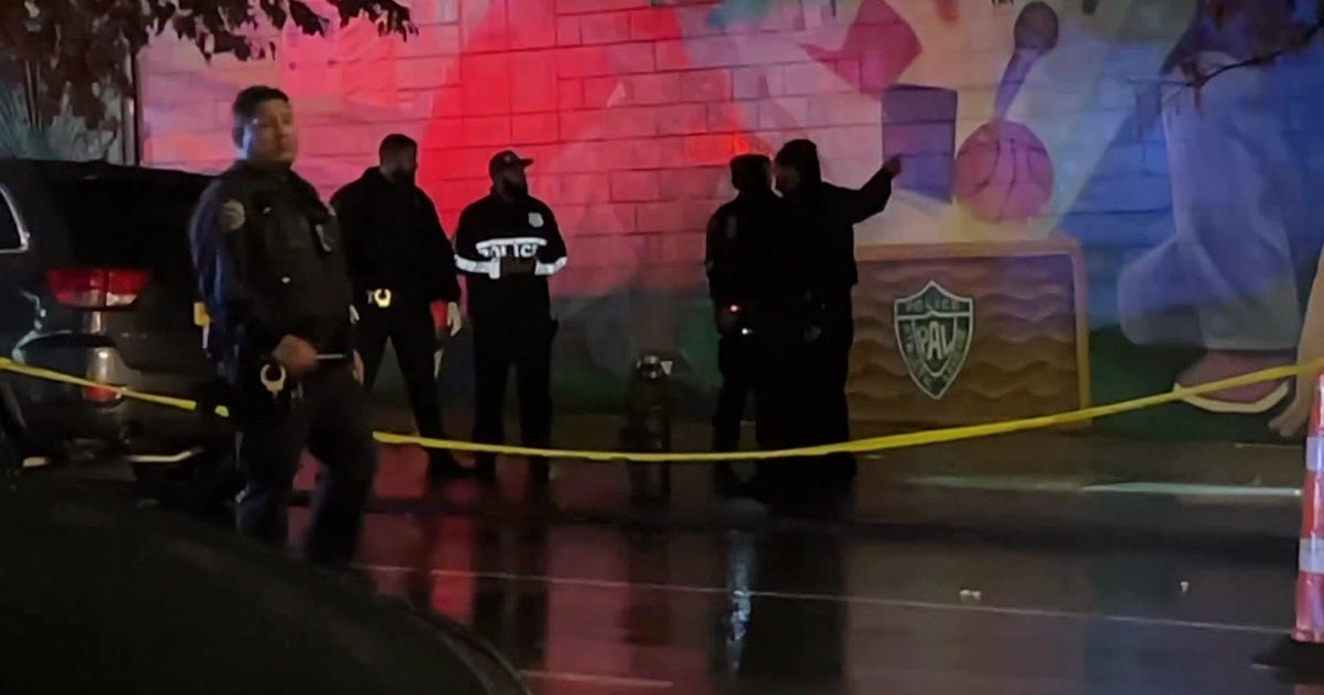 2 teens shot outside Bronx youth center; 1 in critical - CBS New York