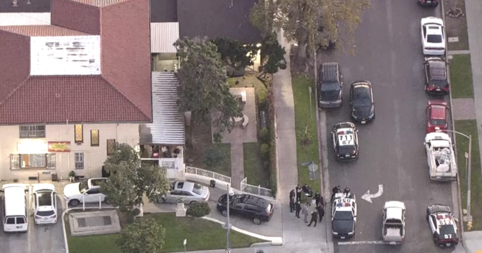 1 person dead, another injured in Mid-City stabbing - CBS Los Angeles