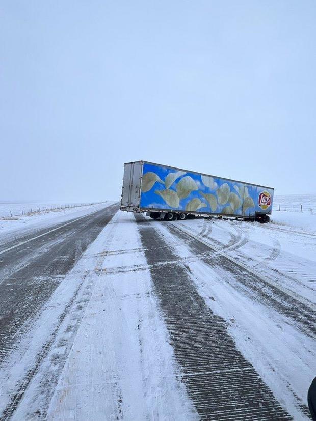 hwy40-east-of-limon-1-csp-limon-tweet-of-jackknifed-semi.jpg 