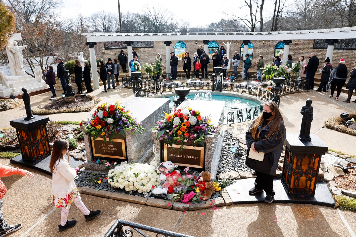 Hundreds celebrate Lisa Marie Presley's life at Graceland ceremony