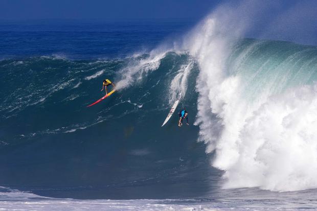 SURFING-EDDIE AIKAU-HAWAII-BIG WAVE 