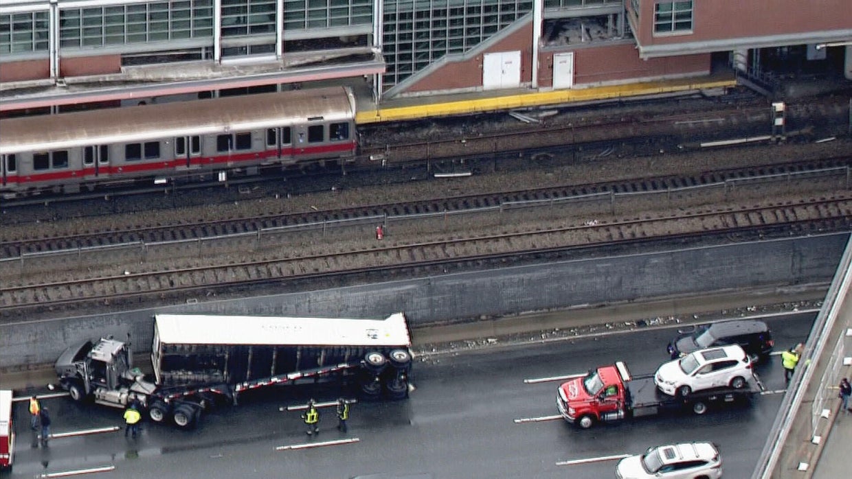 rollover-on-i-93-causes-significant-traffic-red-line-delays-cbs-boston