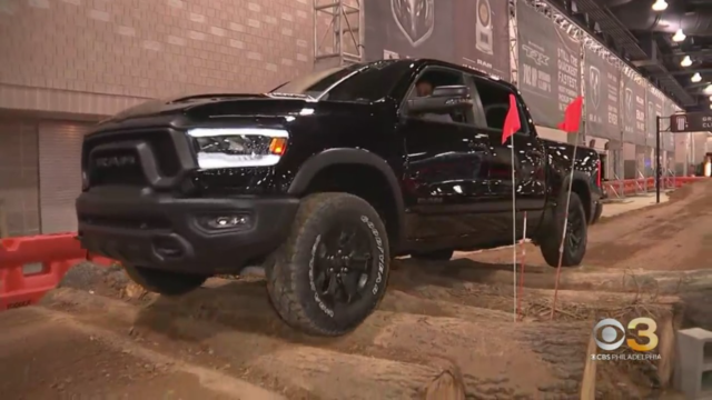 ram-1500-truck-on-offroad-track.png 