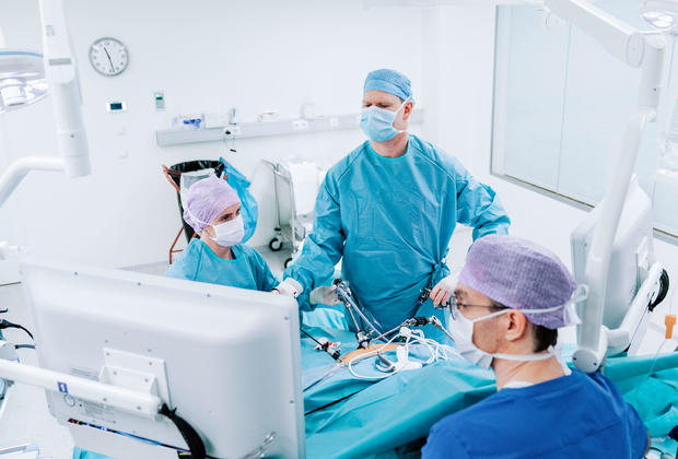 Surgeons performing surgery in hospital 