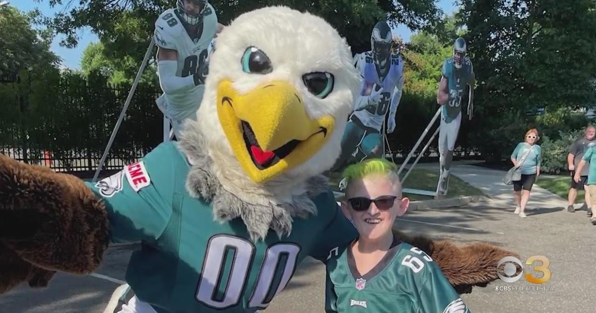 Carson Wentz surprises fan and his family with Super Bowl tickets