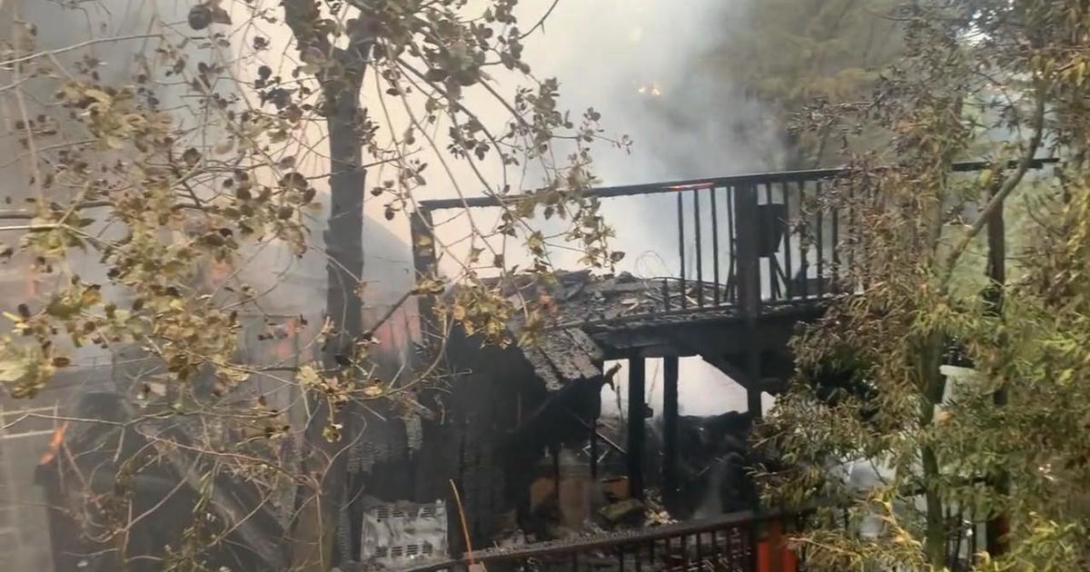 Crews Contain 3-alarm Fire That Threatened Homes In Oakland Hills - CBS ...