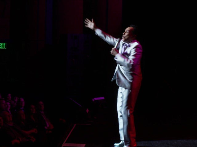 smokey-robinson-in-concert-b.jpg 