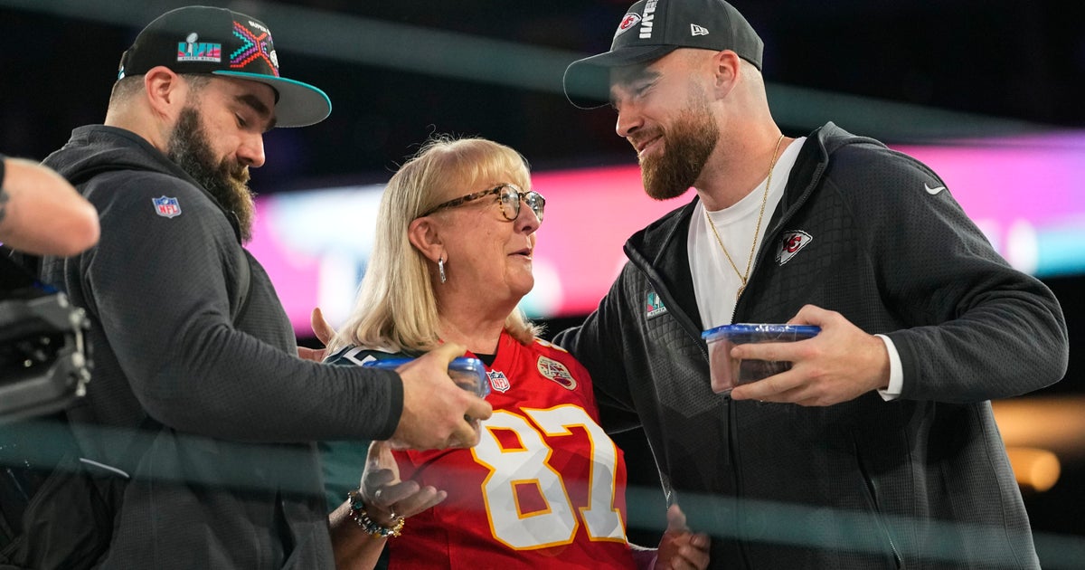Donna Kelce brings cookies for sons at Super Bowl opener - Vimarsana News