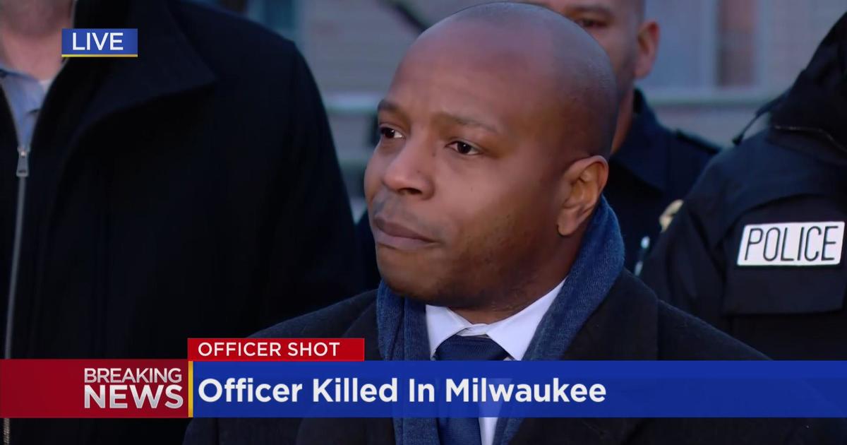 Milwaukee Police Officer Shot And Killed Cbs Chicago