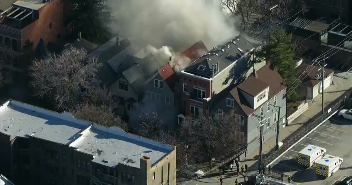 Fire breaks out in Lakeview apartment house - CBS Chicago