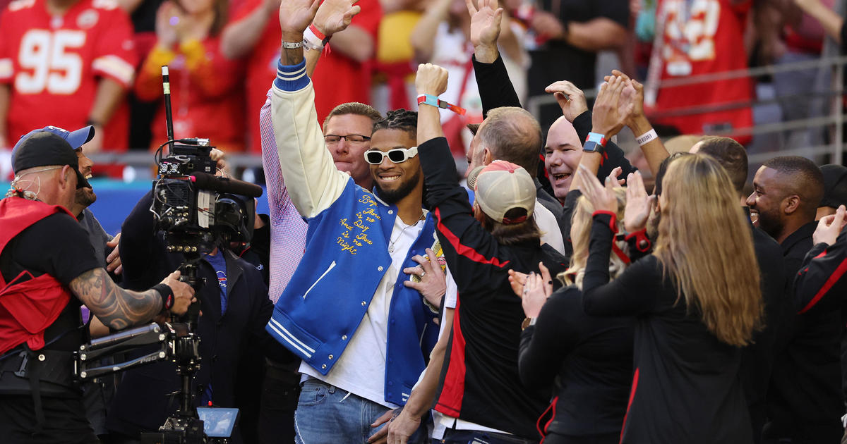 Damar Hamlin makes appearance on field at Super Bowl