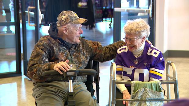 bud-grant-meets-isabell-wcco2uc4.jpg 
