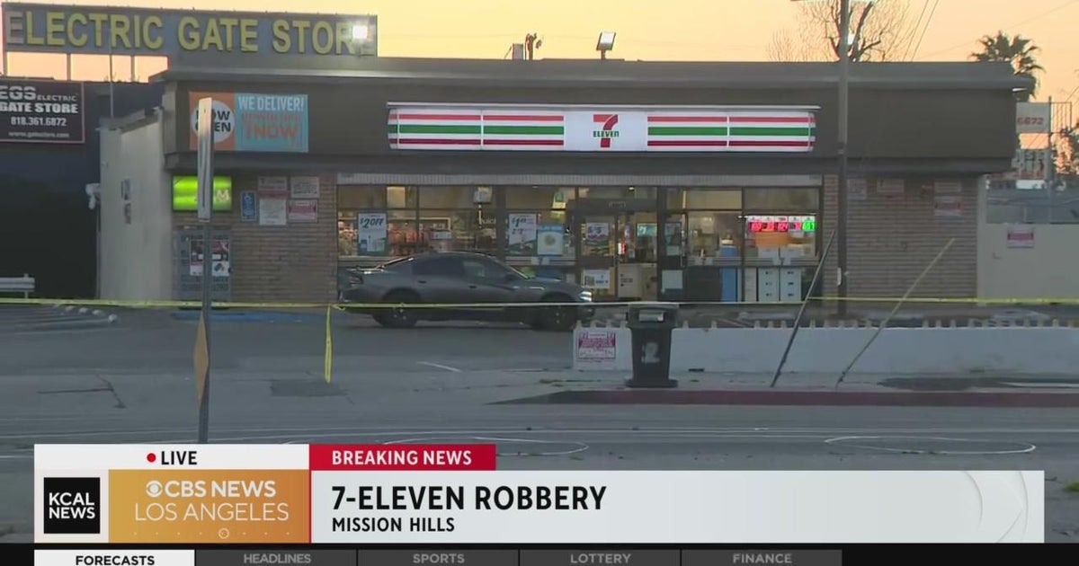 Mission Hills 7Eleven robbery suspects flee as LAPD officers arrive