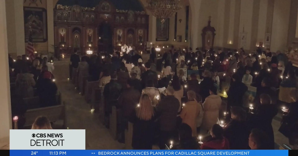 Candlelight prayer vigil held in Southfield to honor Ukraine one year