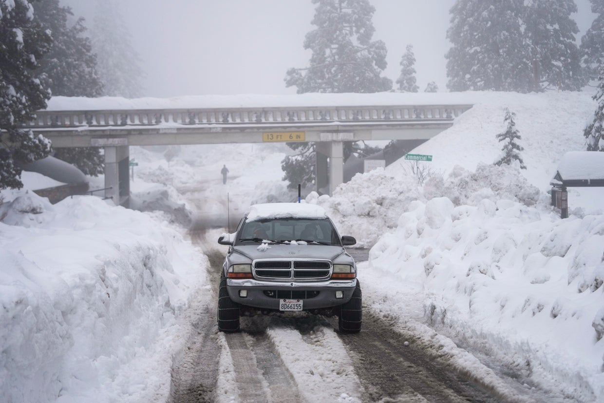 Snow in California mountains piles to rooftops, leaving residents ...
