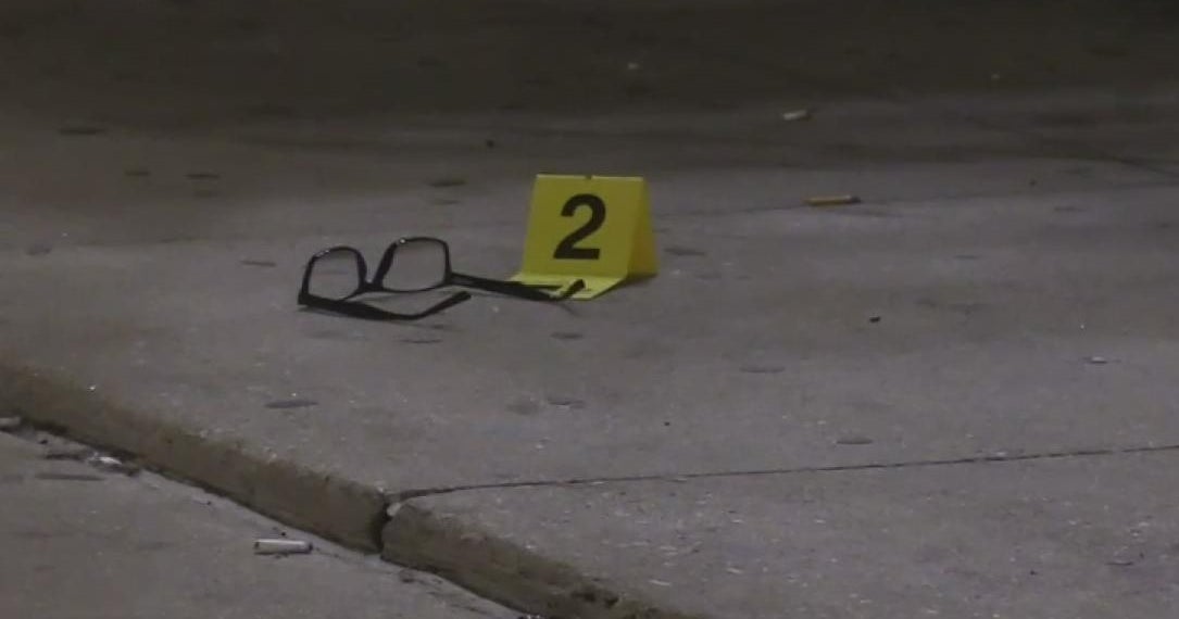2 men stabbed during fight outside River North bar - CBS Chicago