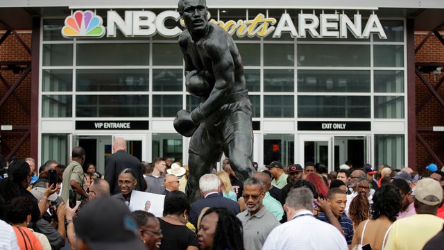Frazier Statue Boxing 