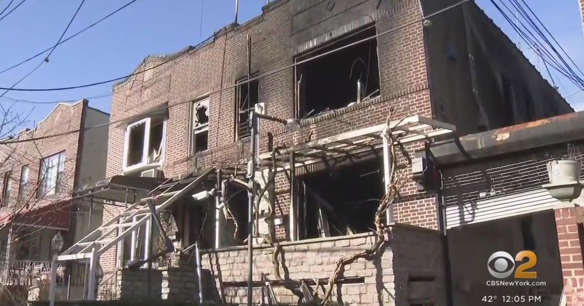 Fire leaps from home to home in Queens - CBS New York