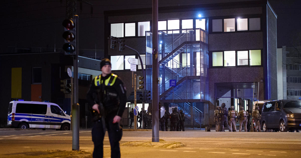 Dreharbeiten im Saal der Zeugen Jehovas in Hamburg, Deutschland;  Laut Polizei wurden viele Menschen getötet und verletzt