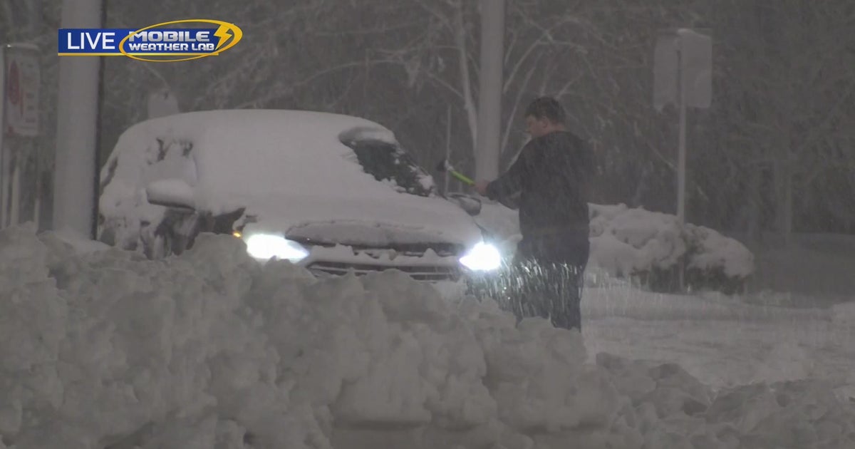 Mobile Weather Lab: Heavy snowfall impacting driving conditions on ...