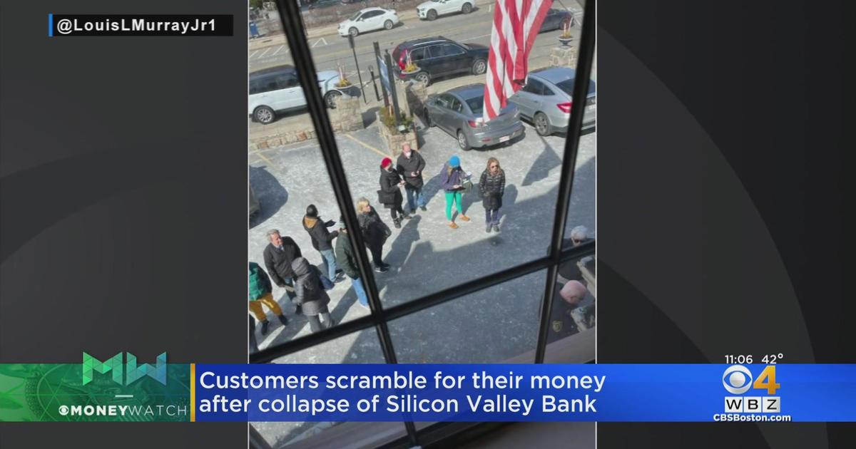 Customers scramble for money after collapse of Silicon Valley Bank