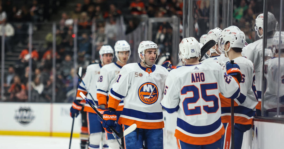 Panthers score four goals in first period of rout over Islanders