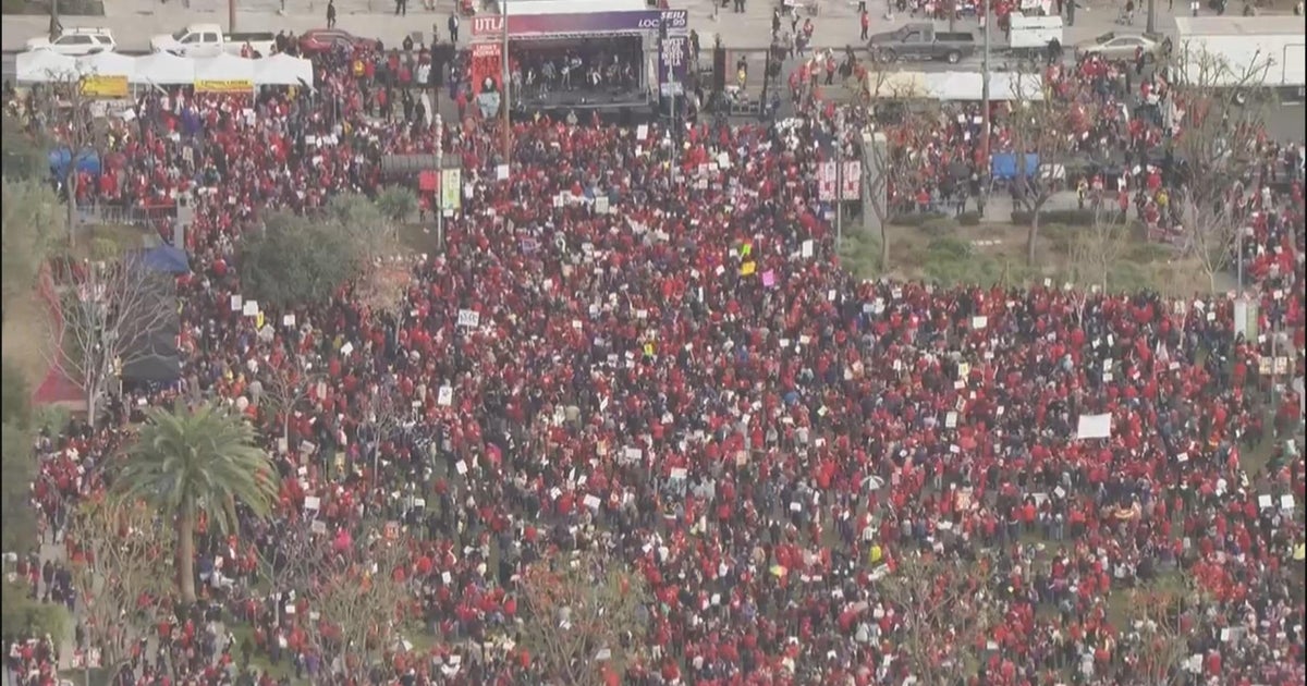 Thousands of LAUSD workers and teachers rally outside City Hall - CBS ...