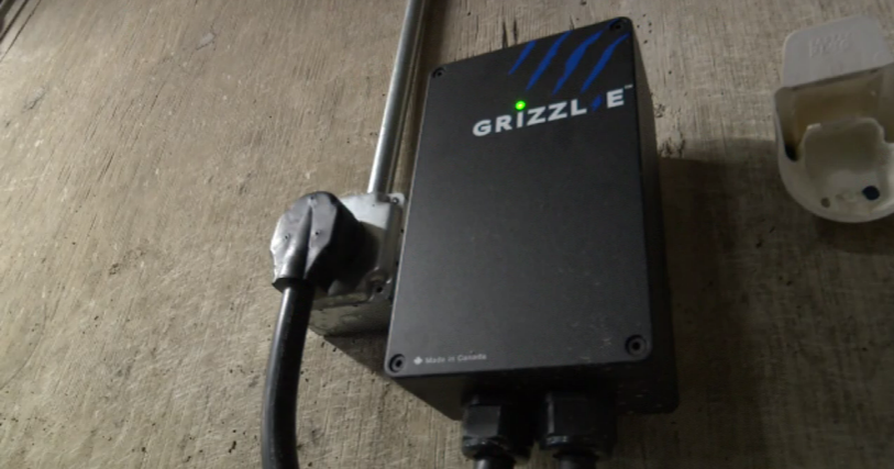 Illinois lawmaker's bill aims to expand electric car charging - CBS Chicago