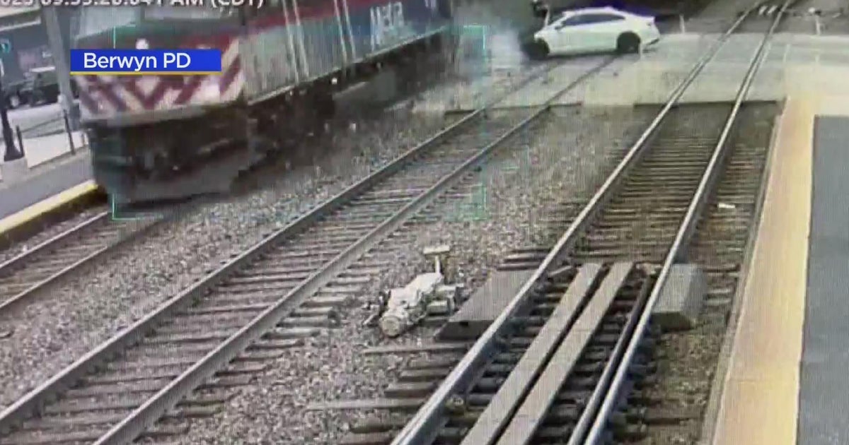 Video shows Metra train hitting car in Berwyn - CBS Chicago